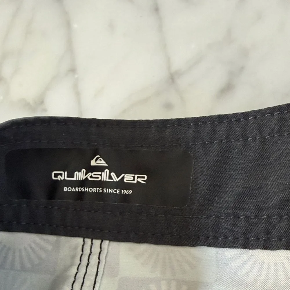 Quiksilver Men's SurfSilk Scallop 9” Boardshorts Sz 29
